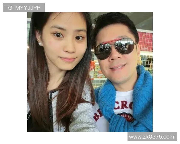 足球明星与中国粉丝亲密合影展现友谊与热情的美好瞬间