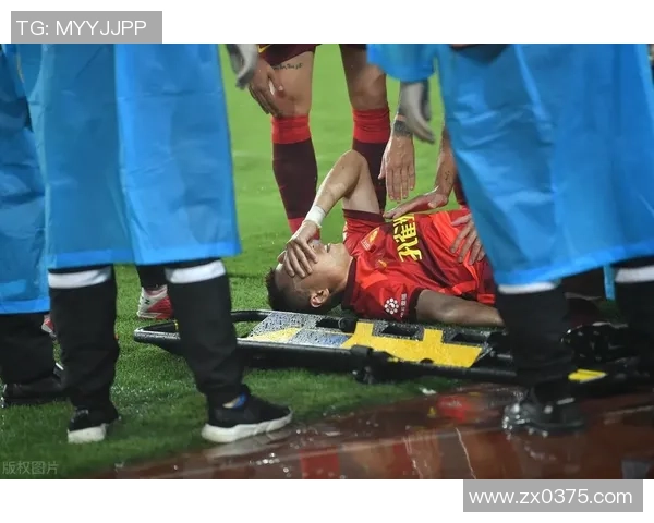 足球明星周正受伤事件引发球迷热议与媒体关注的背后故事 足球明星周正受伤事件引发球迷热议与媒体关注的背后故事