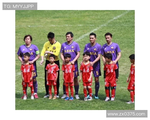 足球明星在球场上铲倒小球迷的搞笑瞬间引发热议与欢笑 足球明星在球场上铲倒小球迷的搞笑瞬间引发热议与欢笑